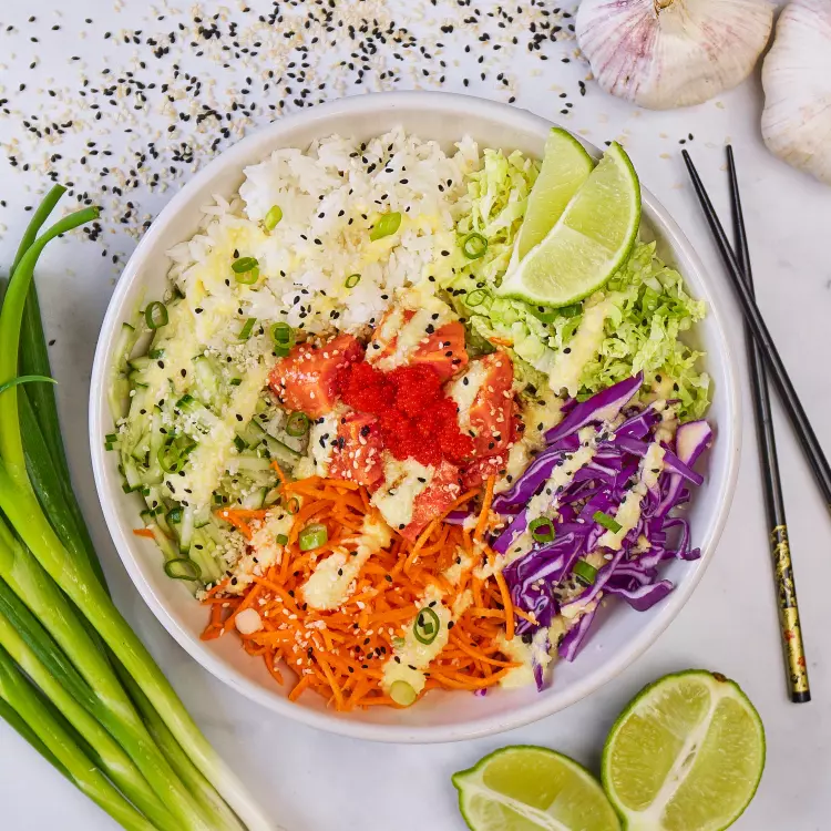 Poké bol de thon à chair rosée mariné, riz à sushi et légumes, sauce wafu