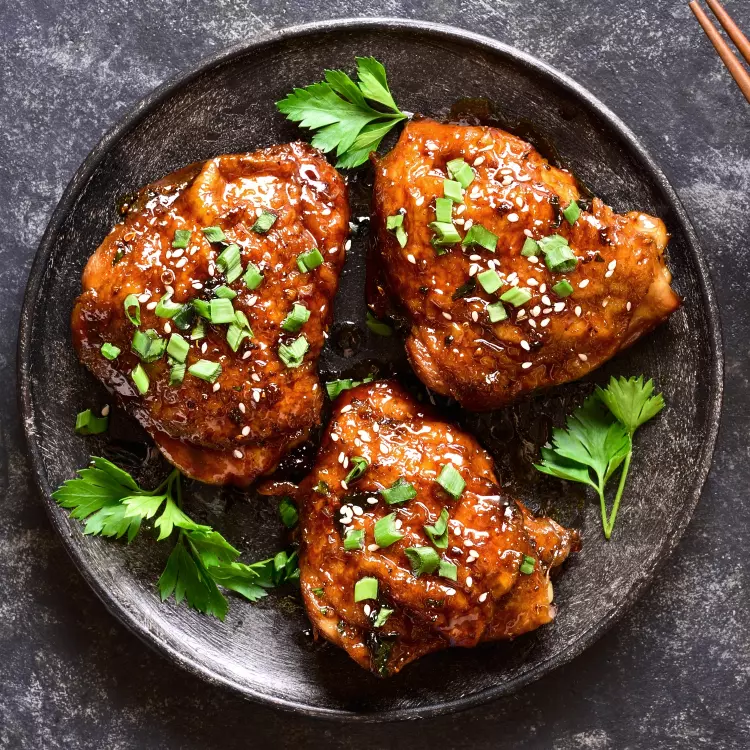 4 hauts de cuisses de poulet péruviens, sauce avocats coriandre
