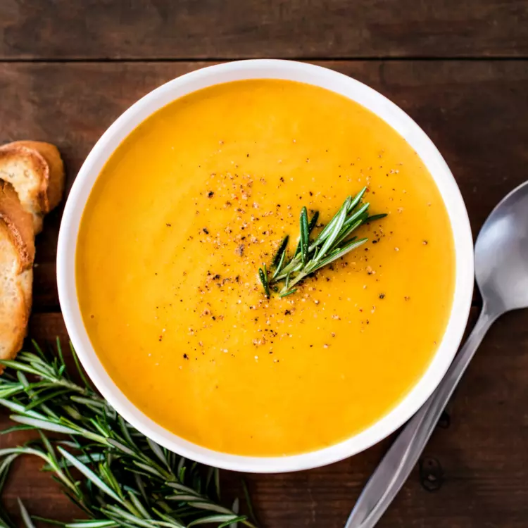 Potage de courge poivrée à l'ail confit