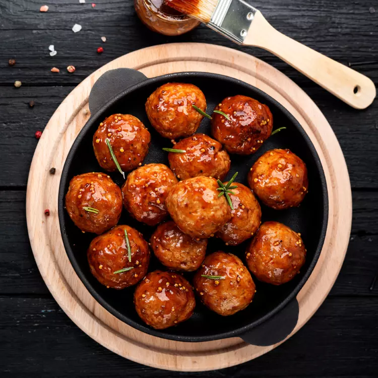 Boulettes de poulet, sauce yakitori, riz, pois sucrés