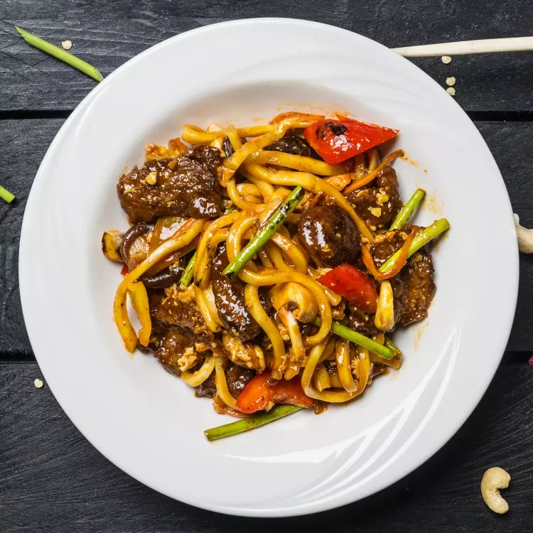 Bol de sauté de tofu au miso, nouilles udon, légumes, vinaigrette au gingembre et sésame