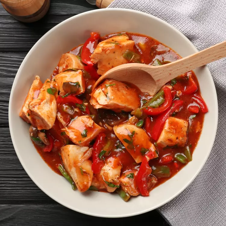Casserole de poulet, sauce aux tomates cerises et séchées, conchiglie à la tombée d'épinards
