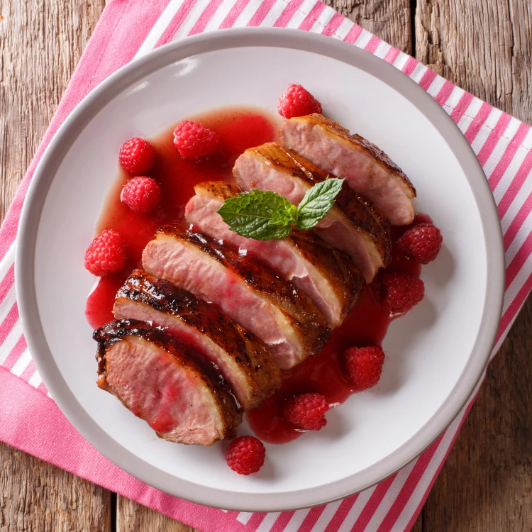 Poitrines de canard, sauce aux framboises