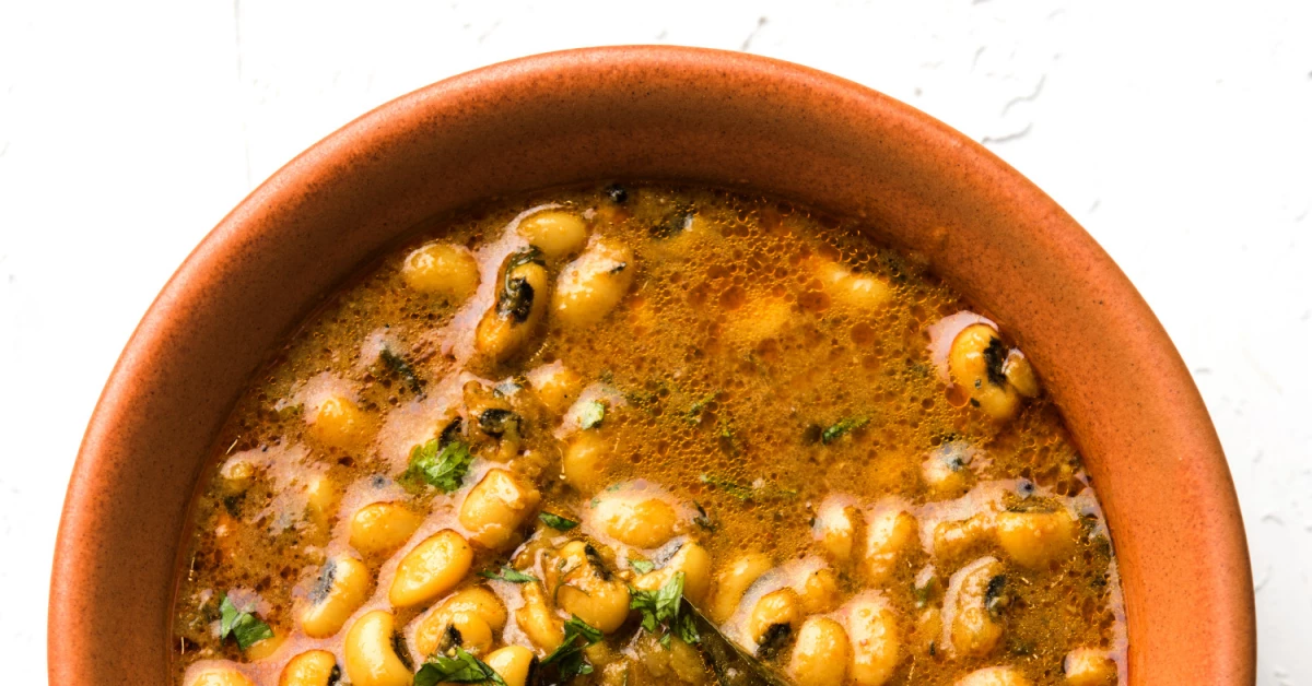 Casserole de haricots à œil noir à la marocaine, couscous aux fruits