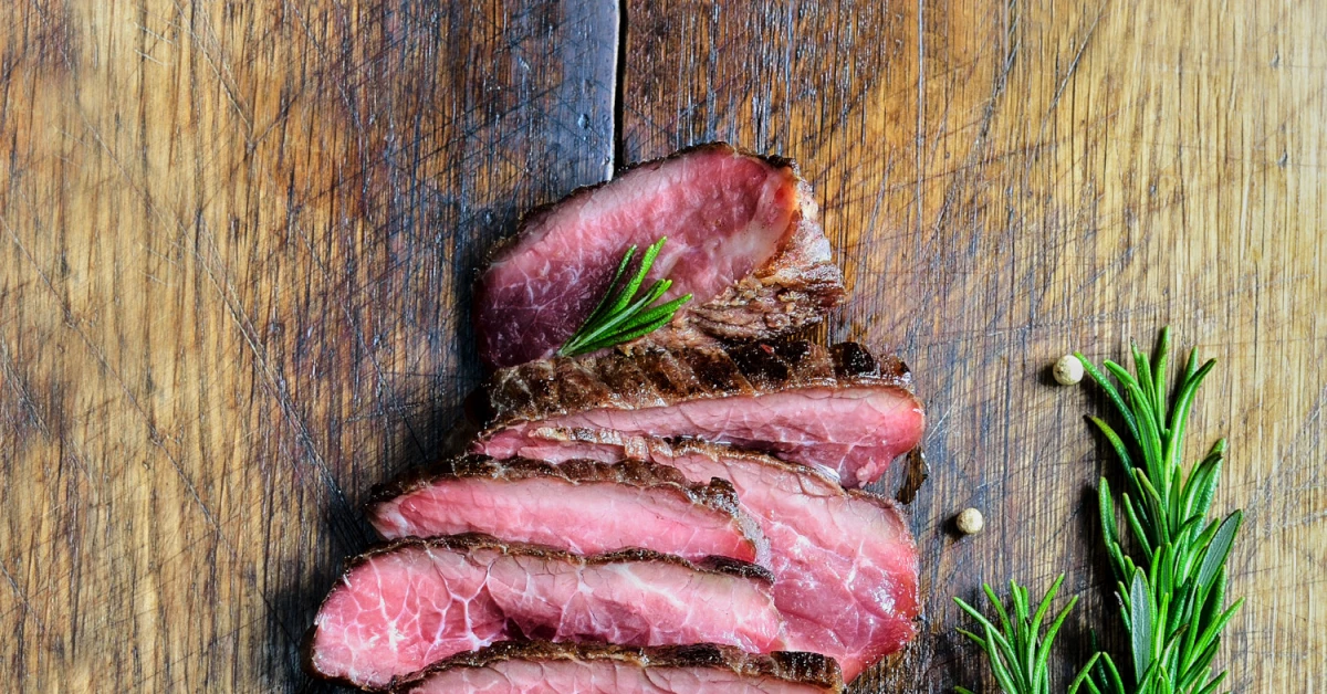 Steakfrites à la Antoine Bavette, sauce dijonnaise, rattes Antoine.ca