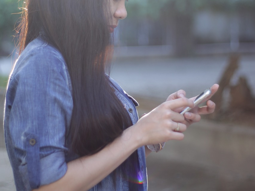 Using Mobile Technology to Improve Bone-Related Lifestyle Risk Factors in Young Women With Low Bone Mineral Density: Feasibility Randomized Controlled Trial Using Mobile Technology to Improve Bone-Related Lifestyle Risk Factors in Young Women With Low Bone Mineral Density: Feasibility Randomized Controlled Trial