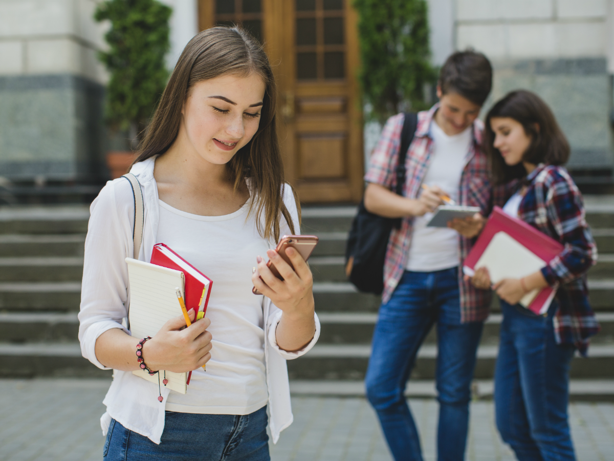 Consumption of Health-Related Content on Social Media Among Adolescent Girls: Mixed-Methods Pilot Study Consumption of Health-Related Content on Social Media Among Adolescent Girls: Mixed-Methods Pilot Study