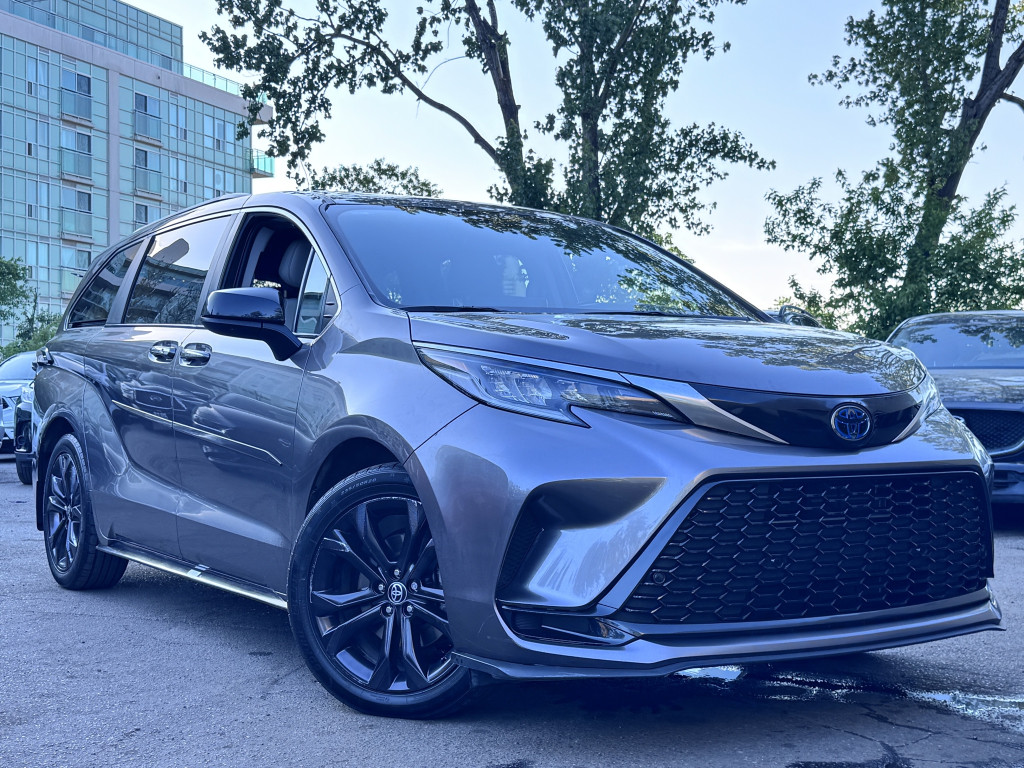 Gray 2022 Toyota Sienna XSE 7-Passenger FWD Minivan Front-Wheel Drive Automatic
