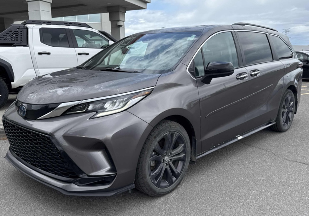 Gray 2022 Toyota Sienna XSE 7-Passenger FWD Minivan Front-Wheel Drive Automatic