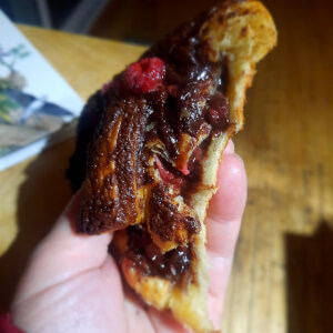 Croissant au chocolat noir et framboises 