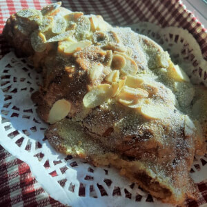 Croissant aux amandes format large 5,50$