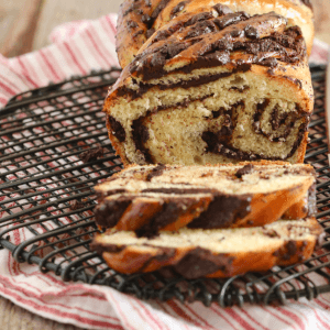Babka - brioche tressée de format familial chocolat noir et noix de Grenoble 