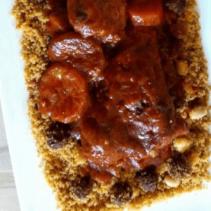 Thiéré Tamkharit couscous de mil avec sauce rouge à base de poulet et viande de boeuf 