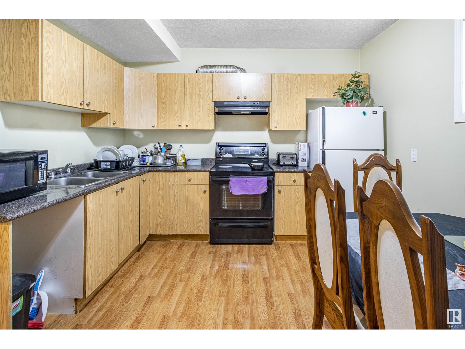 2423 35 Av Nw, Edmonton, AB Detached BiLevel for Sale 575K SoldWell