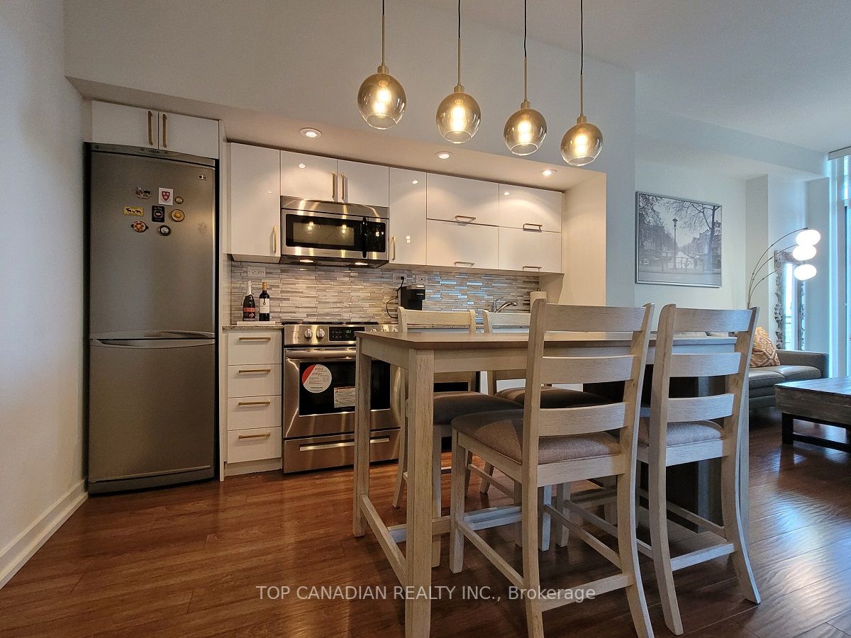 25 Capreol Crt 4201, Toronto, ON Condo Apartment for Rent 2,500