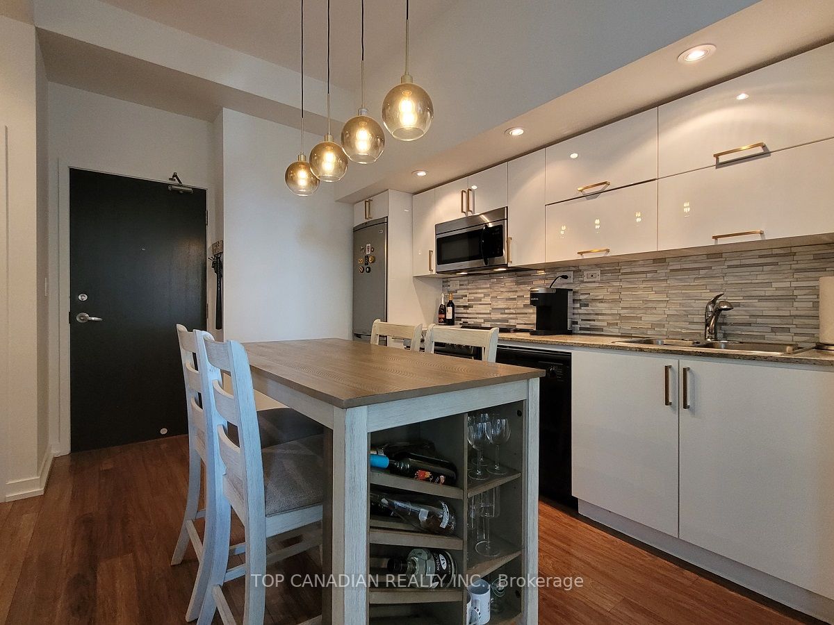 25 Capreol Crt 4201, Toronto, ON Condo Apartment for Rent 2,500