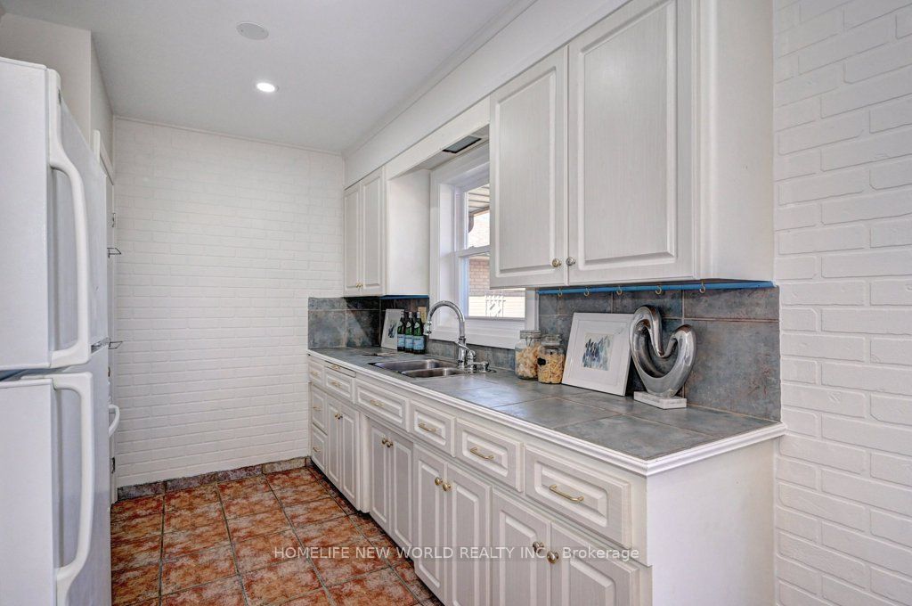 58 Bluevale St N, Waterloo, ON Detached BungalowRaised for Sale