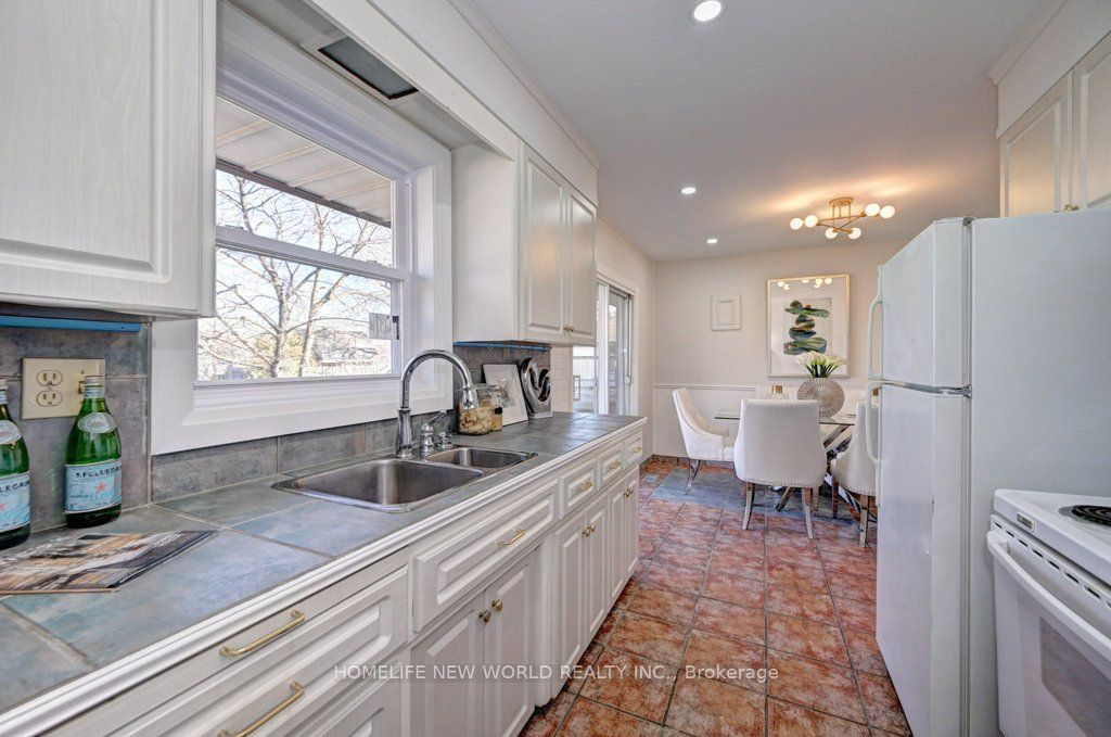 58 Bluevale St N, Waterloo, ON Detached BungalowRaised for Sale