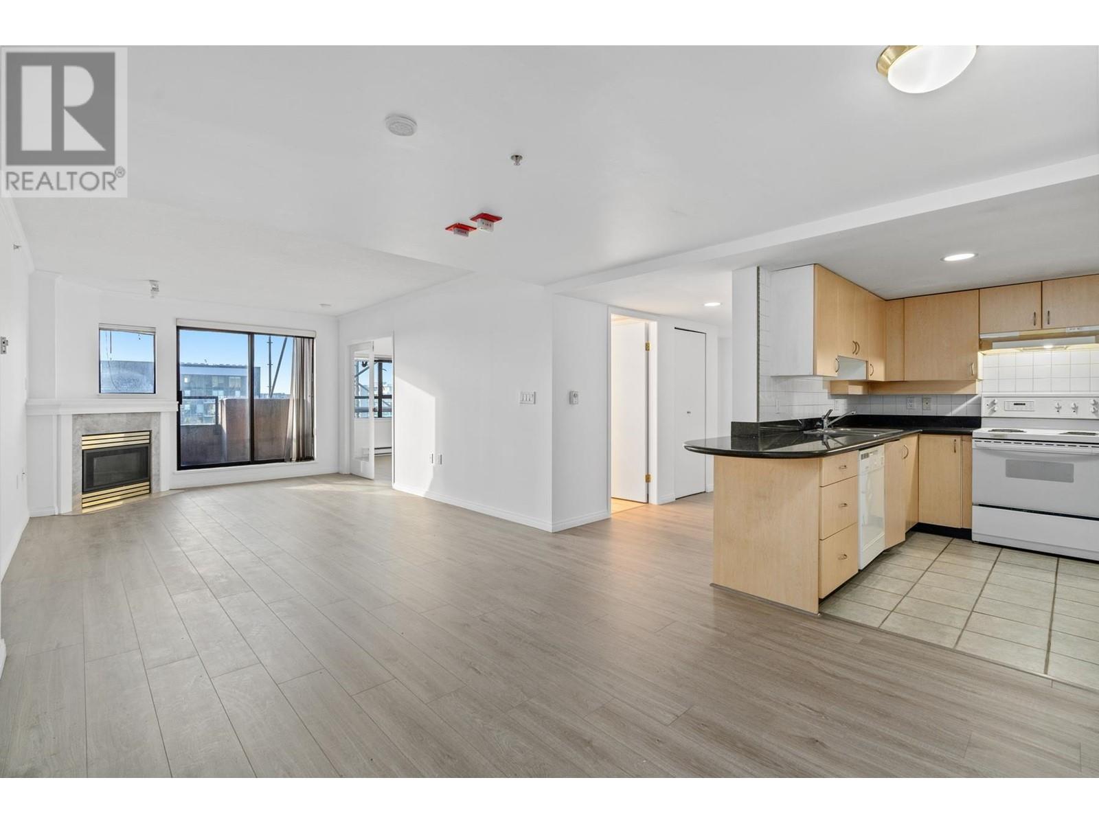 6611 Cooney Road 1602, Richmond, BC Condo Apartment for Sale 959