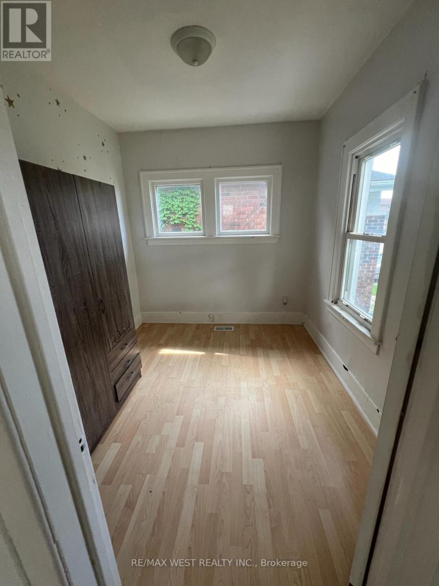 1690 Marentette Ave, Windsor, ON Detached Bungalow for Sale 450K