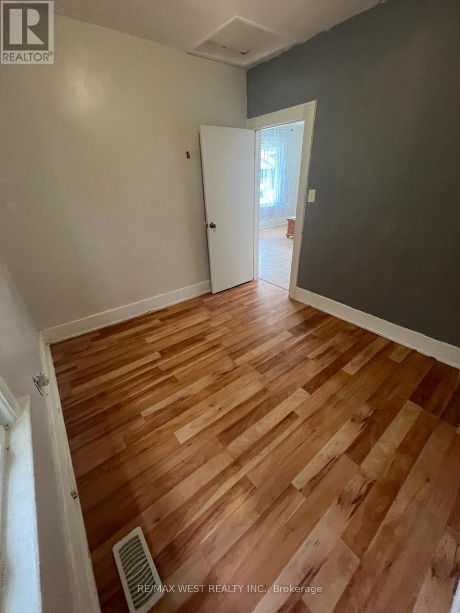 1690 Marentette Ave, Windsor, ON Detached Bungalow for Sale 450K