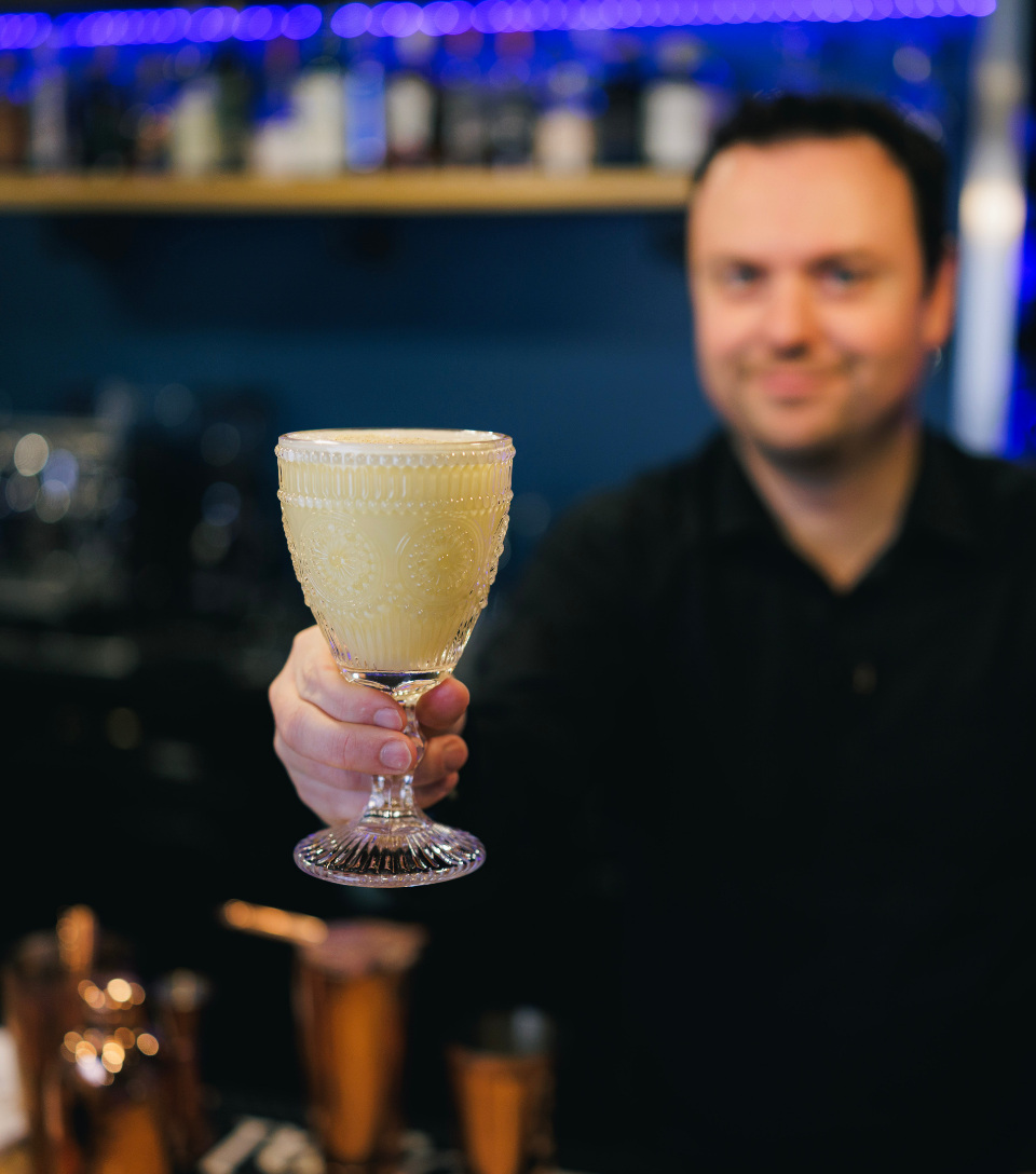 Cocktail au lait de poule et croissant du restaurant 1668