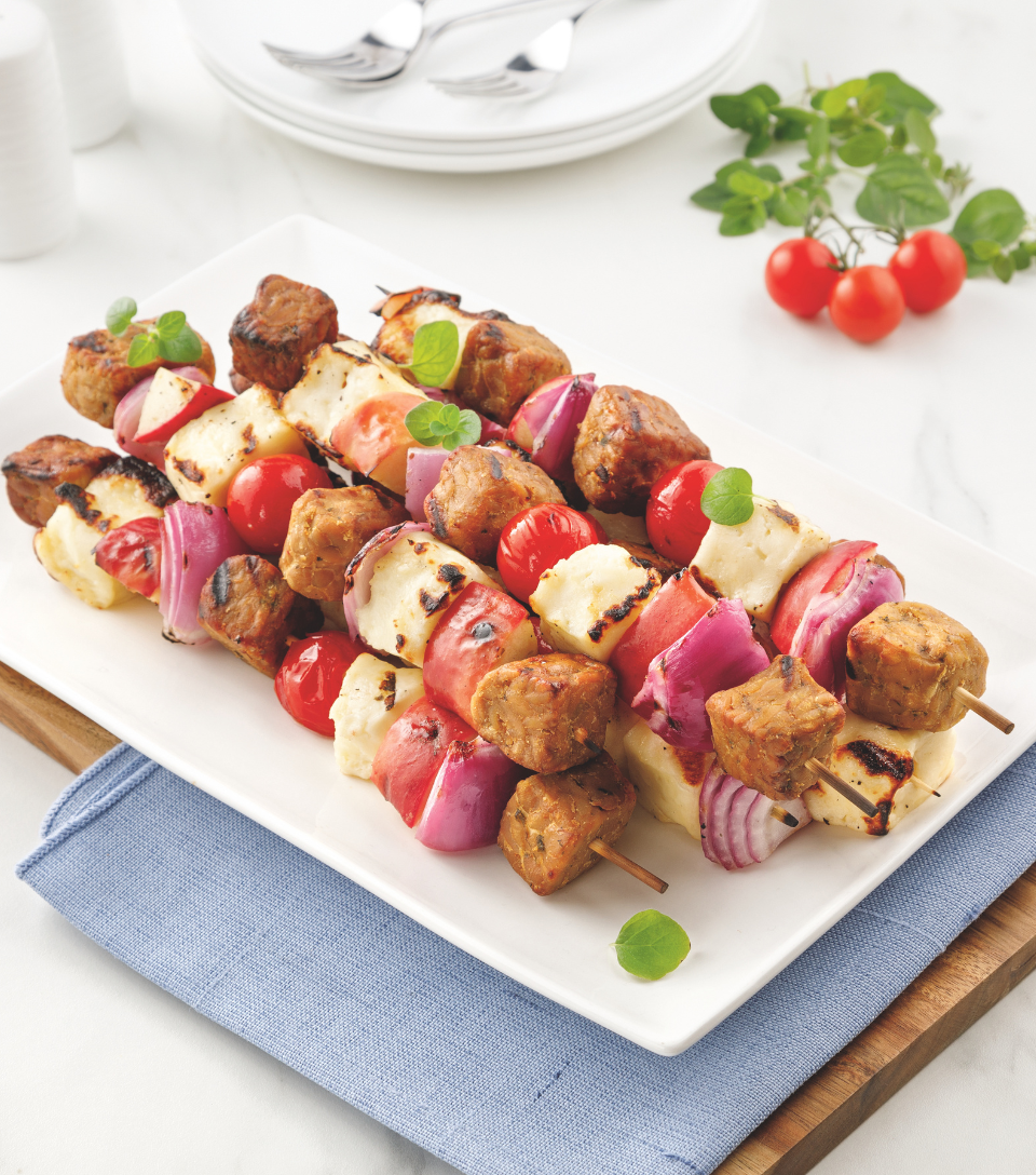 Brochettes de tempeh, halloumi et pommes sur le BBQ