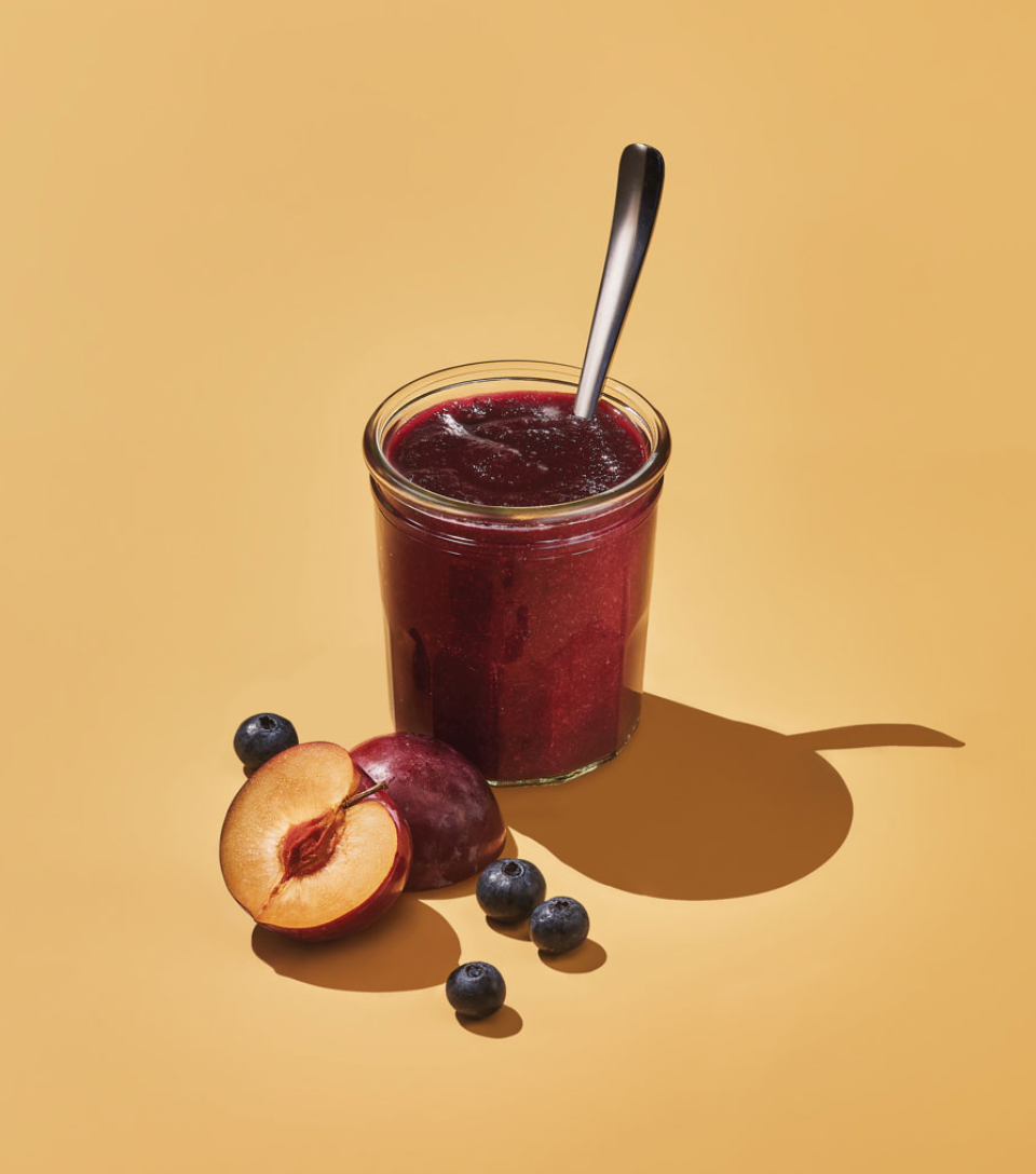 Compote de pommes, de prunes et de bleuets parfumée à l’érable