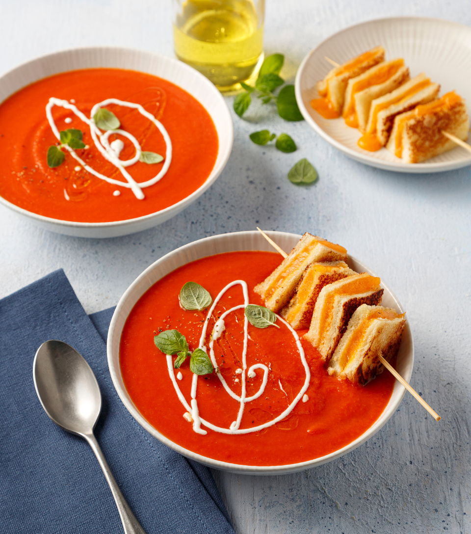Potage aux tomates et carottes avec mini-brochettes de grilled cheese