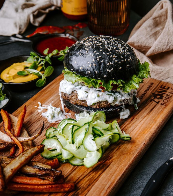Hambourgeois d’agneau, tzatziki maison et frites aux légumes aux épices boréales du restaurant Le Baumier