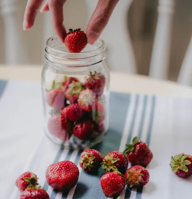 Fraises stockees dans un bocal de verre