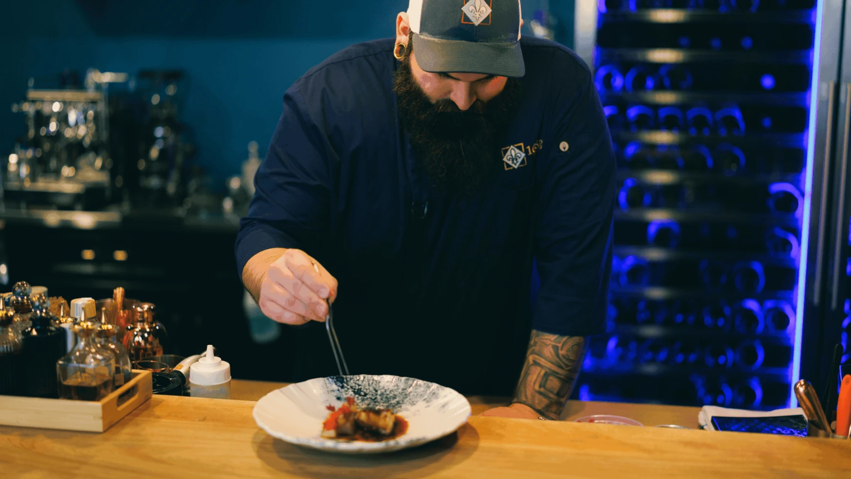 AQM Derriere Le Menu Miniature 1920x1080 1668