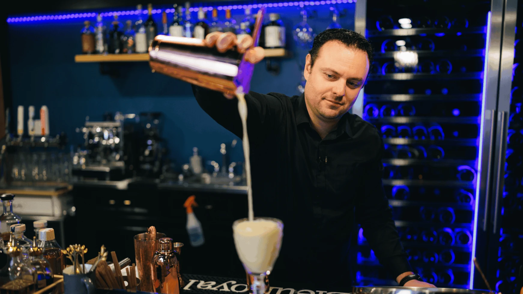 AQM Derriere Le Menu Miniature 1920x1080 1668 Cocktail