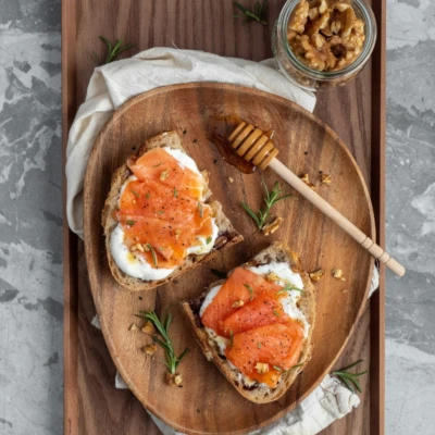 Brunch tartine saumon fume miel min