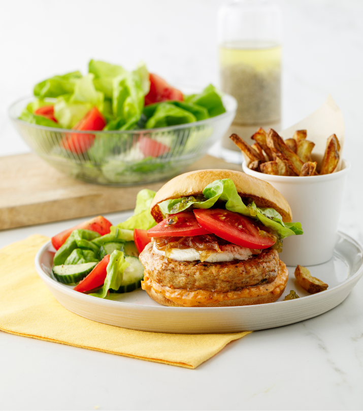 Burger de poulet de grain au fromage de chèvre et oignons caramélisés