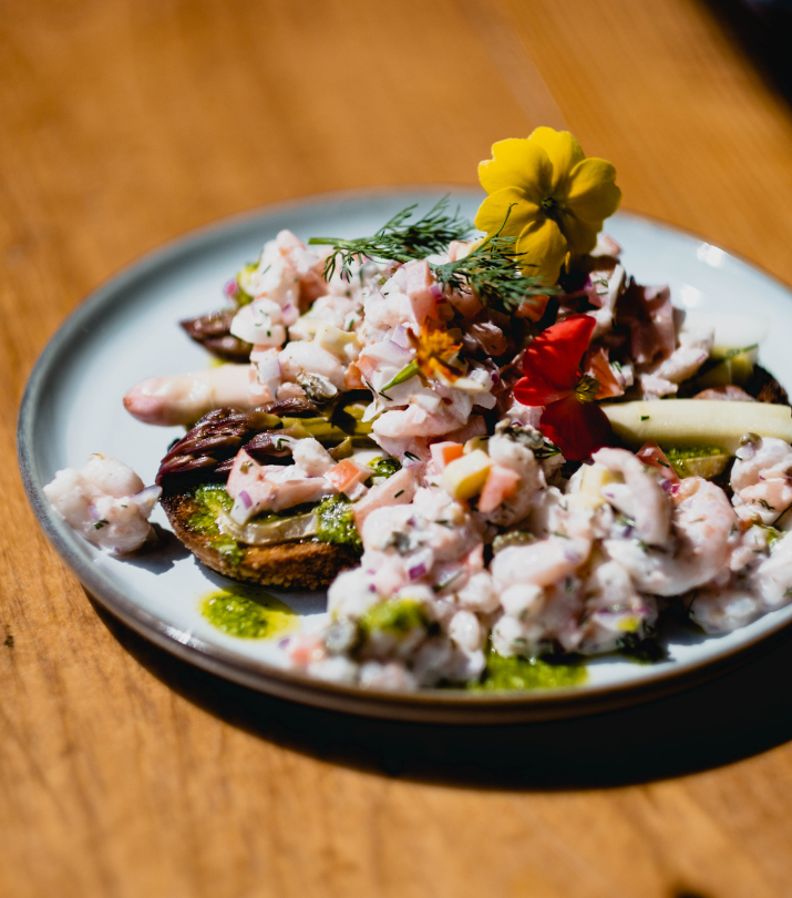 Tartine de crevettes nordiques et asperges de saison du restaurant Les Fous Braques