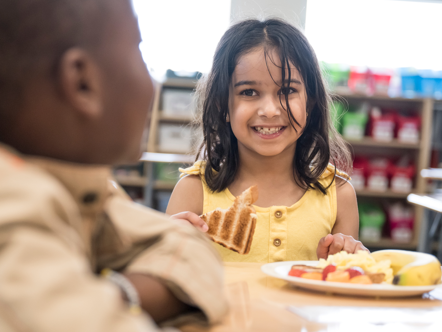 Club des petits déjeuners - visuel enfant joyeux prenant un petit déjeuner