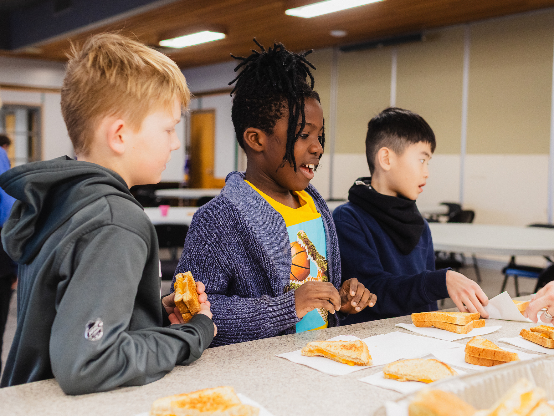 Club des petits déjeuners - visuel enfants joyeux prenant un petit déjeuner