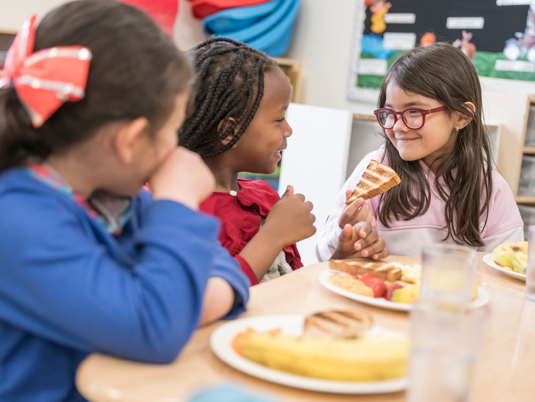 Club des petits déjeuners - visuel enfants joyeux prenant un petit déjeuner