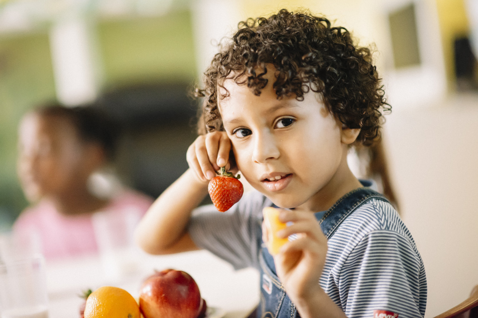 Enfant tenant des fruits