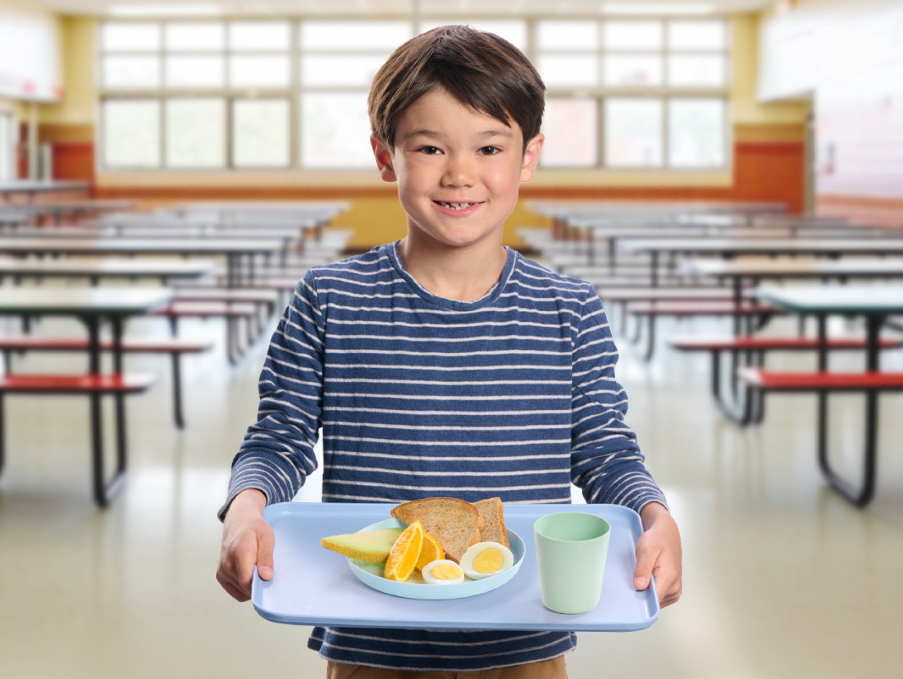 Jeune enfant avec son petit déjeuner nutritif