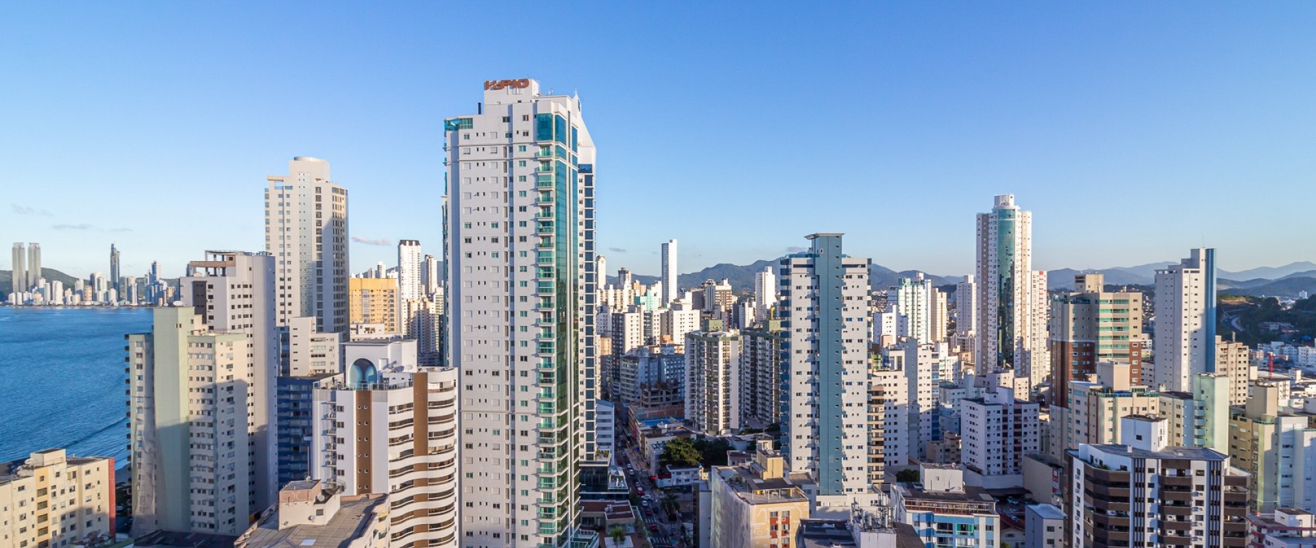 Eleganza Tower Apartamento no Eleganza Tower na quadra mar em Balneário Camboriú