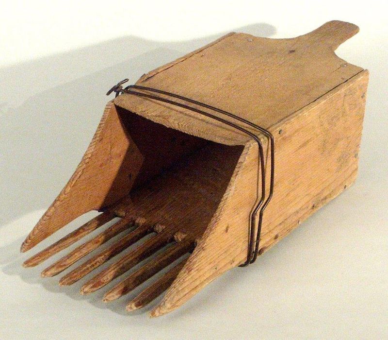 Peigne à canneberges, XXe siècle-Bois ; métal-Musée acadien de l’Université de Moncton-1990-188