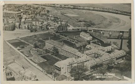 Vue extérieure du monastère et de ses dépendances, 1937, Hôpital général de Québec, Le Monastère des Augustines, HG-A-26.22.11.1.6, Photo : W. B. Edwards