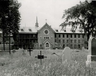 Façade du monastère et de l'hôpital, avec au premier plan, le cimetière des pauvres, 1937, Hôpital général de Québec, Le Monastère des Augustines, HG-A-26.22.11.1.15.
