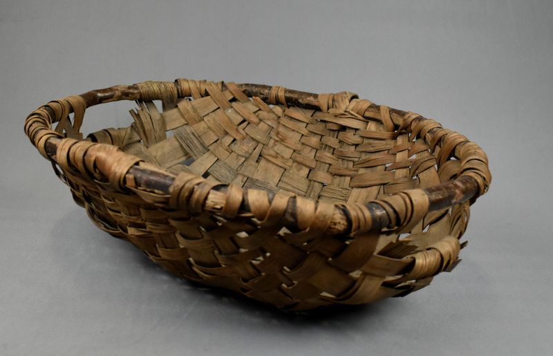 Panier de paille, fin du XIXe siècle-Bois, frêne; métal-18,50 x 52,80 x 42,50 cm-Provenance : Lachute-Musée POP, collection Robert-Lionel Séguin-1983.803