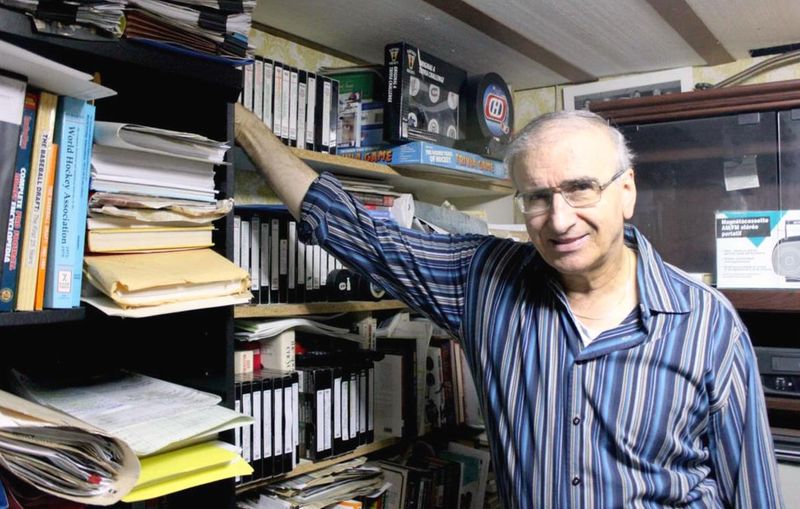 Gerry entouré de quelques-uns de ses documents d'archives à son domicile, entre 2015 et 2019, L'Hebdo du St-Maurice, entre 2015 et 2019, collection privée Carol Kane
