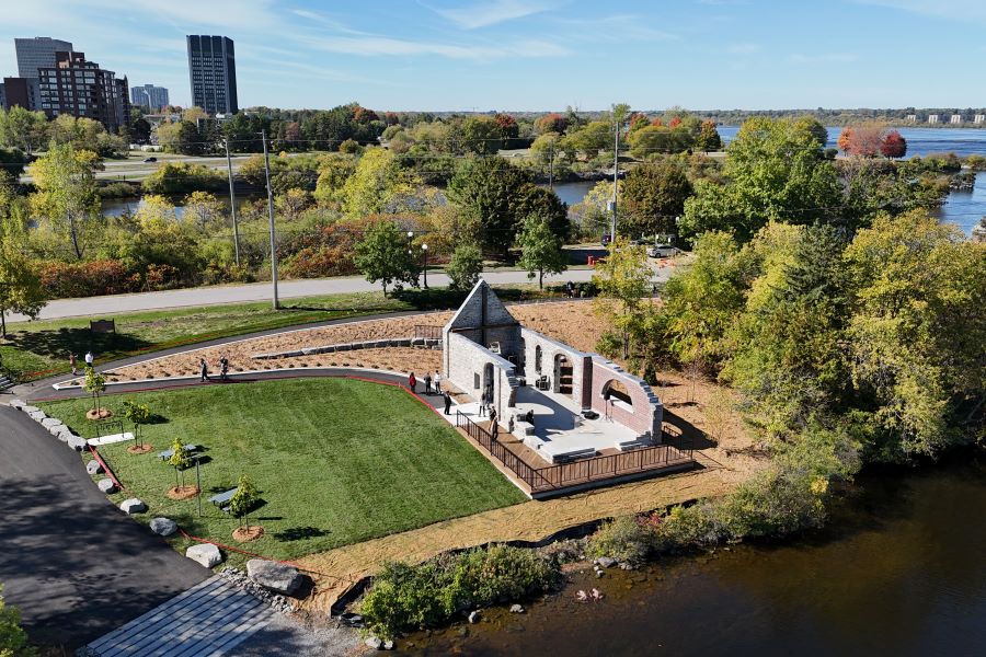 Vue aérienne de la station de pompage historique d'Hintonburg lors de l'événement d'inauguration, le 2 octobre 2025.