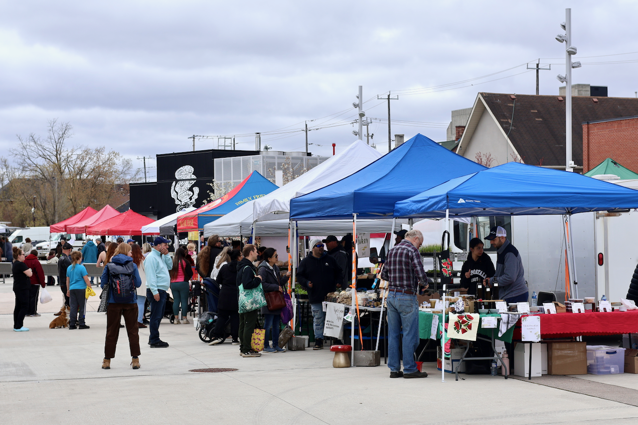 Downtown outdoor farmers' market
