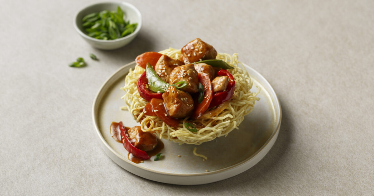 Chicken served on a Crispy Egg Noodles Bird’s Nest | Exceldor